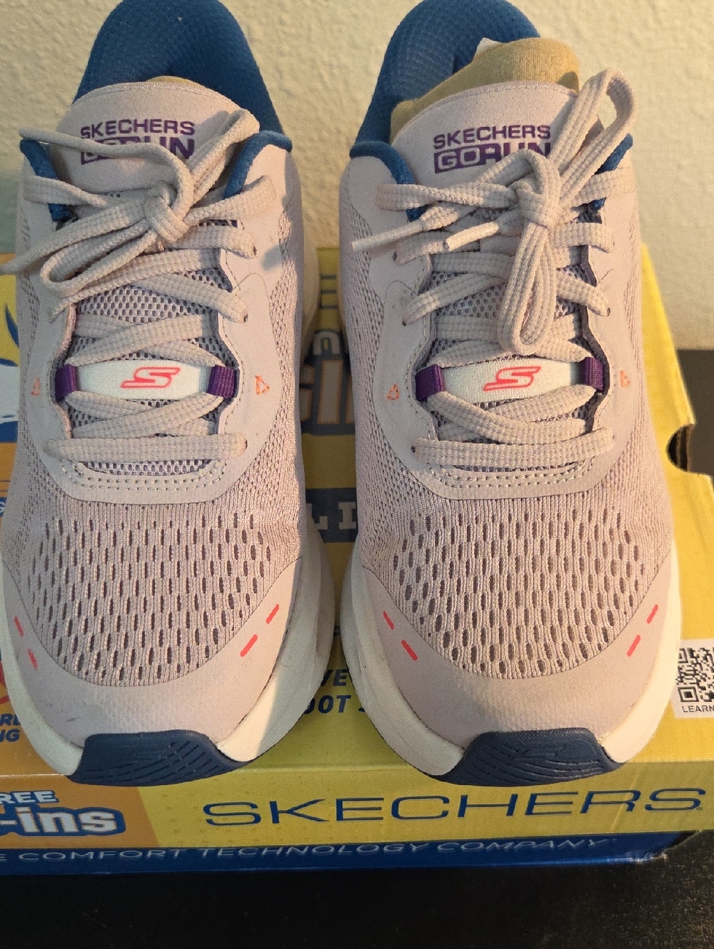 Skechers women's running sneakers - Lavender with Blue & Pink accents NWT Size 6